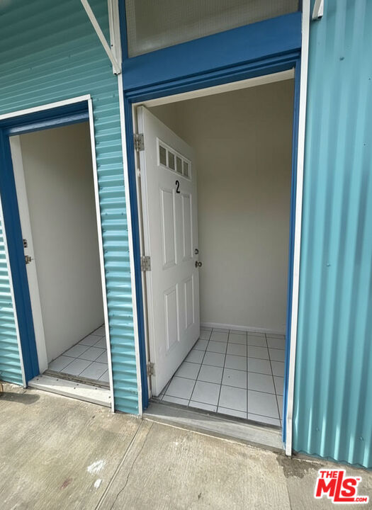 915 Broadway Street, Unit 2 Venice, CA 90291 - Photo 6 of 31 a view of entryway