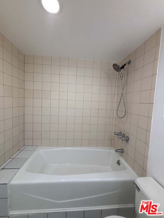 915 Broadway Street, Unit 2 Venice, CA 90291 - Photo 10 of 31 a bathroom with a bath tub