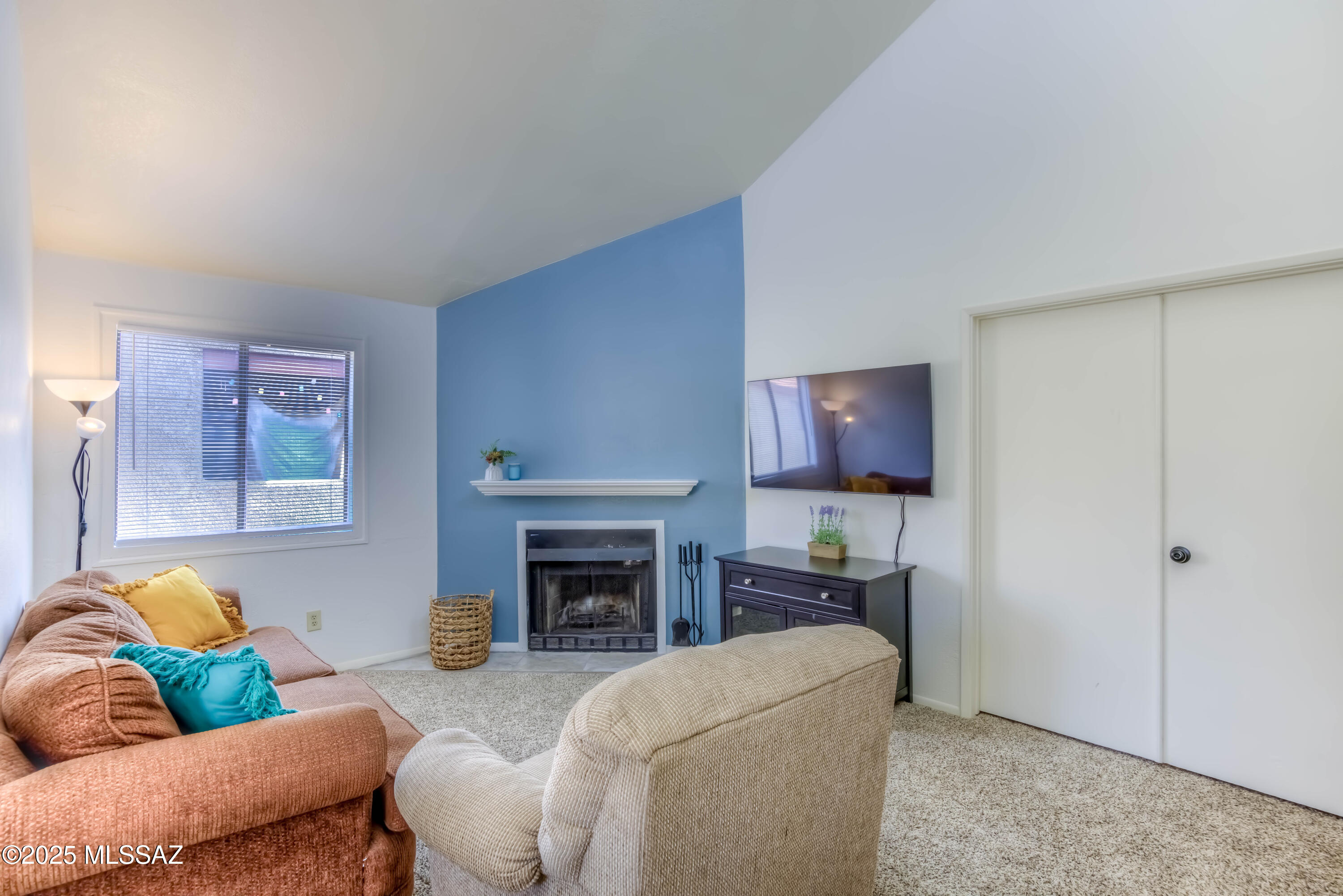 3690 North Country Club Road, Unit 1010 Tucson, AZ 85716 - Photo 3 of 21 12 Living Room photo a