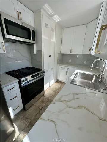 $3,800 | 933 Bayview Drive, Hermosa Beach, CA 90254