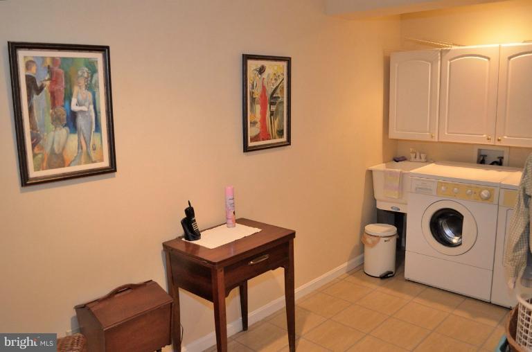 6825 Bluecurl Circle Springfield, VA 22152 - Photo 15 of 22 Laundry Room