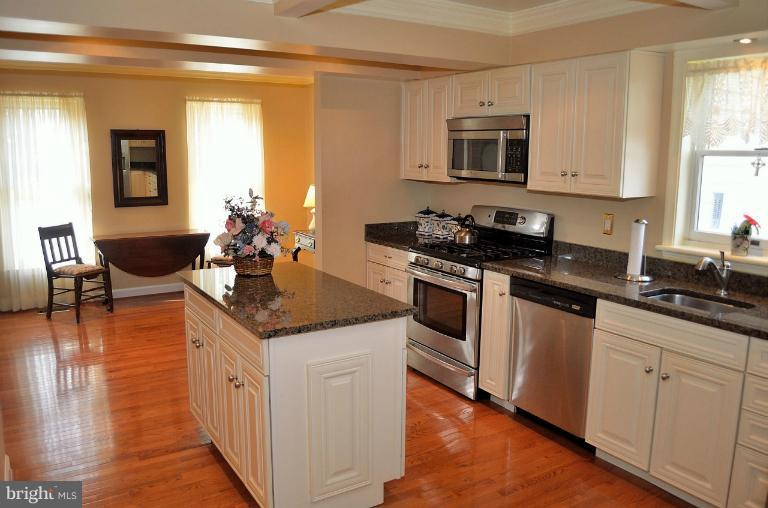 6825 Bluecurl Circle Springfield, VA 22152 - Photo 20 of 22 Kitchen