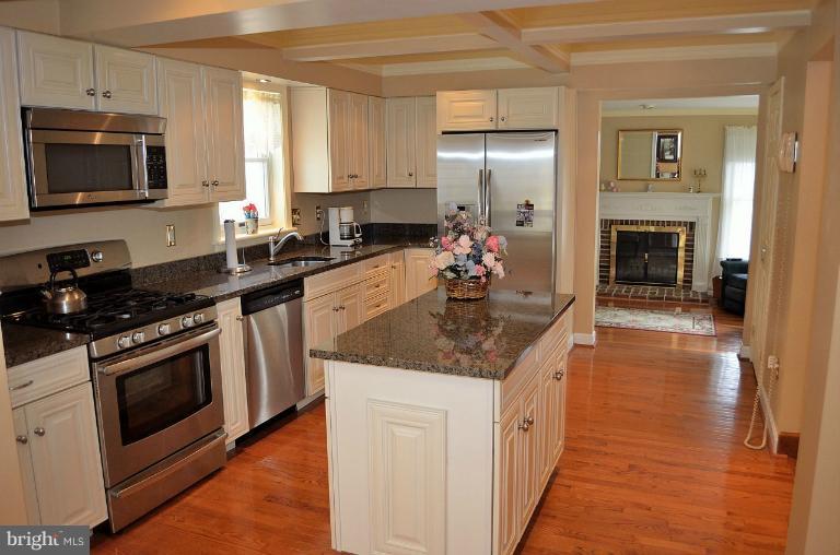 6825 Bluecurl Circle Springfield, VA 22152 - Photo 10 of 22 Kitchen