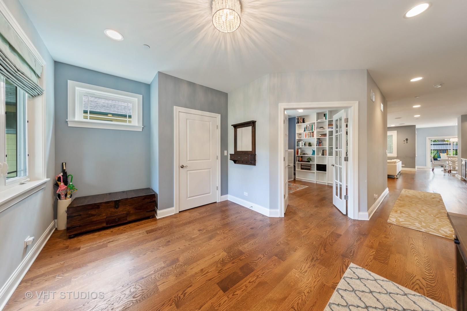 323 Lionel Road Riverside, IL 60546 - Photo 3 of 43