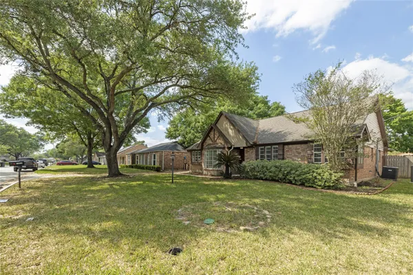 $2,200 | 13834 Oakwood Lane, Sugar Land, TX 77498