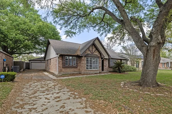 $2,200 | 13834 Oakwood Lane, Sugar Land, TX 77498