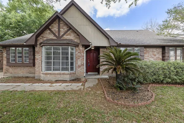 $2,200 | 13834 Oakwood Lane, Sugar Land, TX 77498
