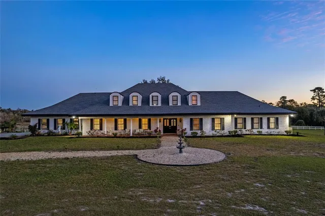 a view of a yard in front of the house