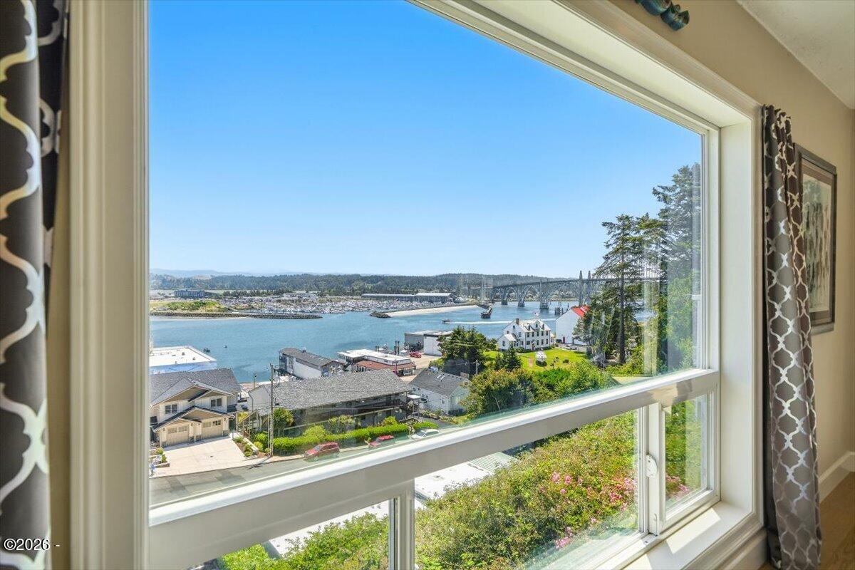 811 Southwest 12th Street Newport, OR 97365 - Photo 10 of 85