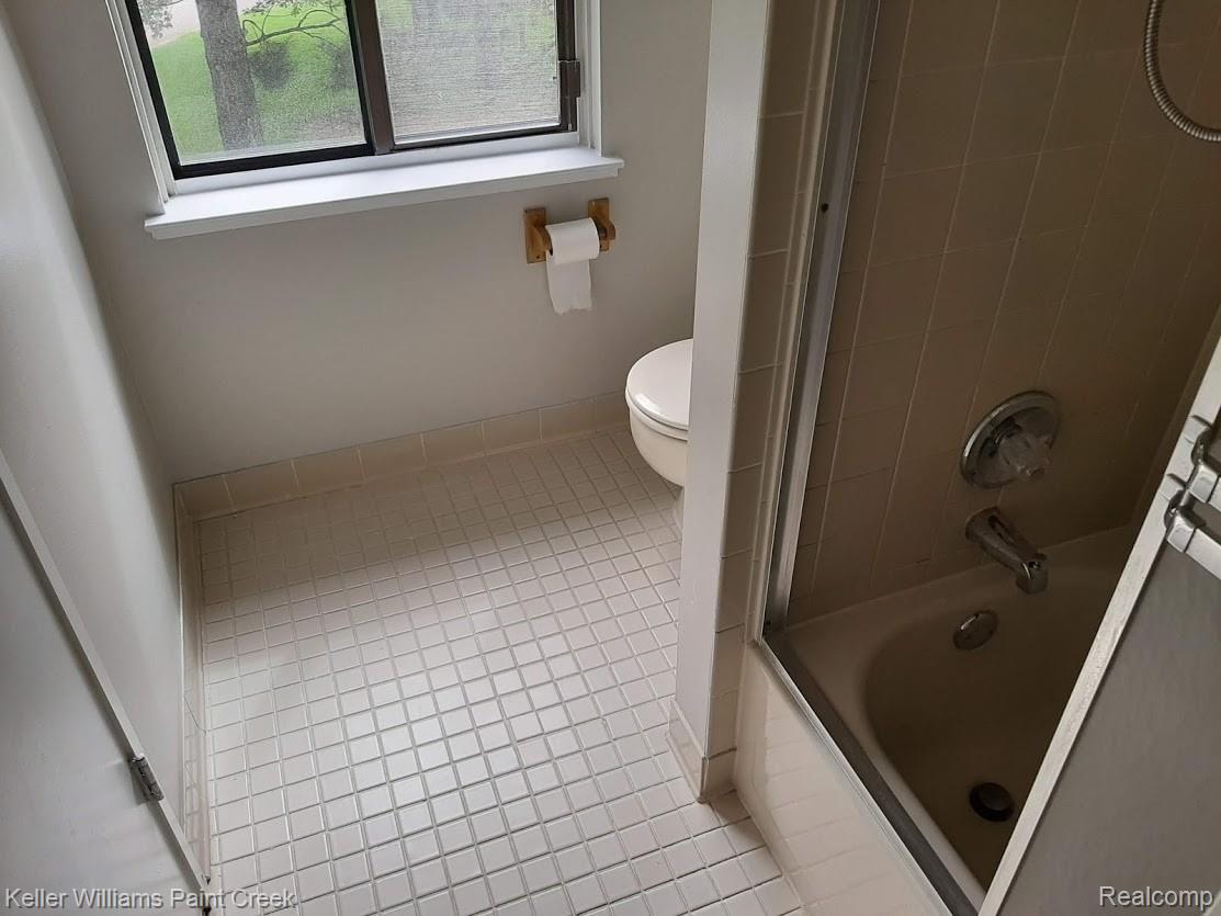 573 Victoria Court Rochester, MI 48307 - Photo 16 of 24 Bath3.jpg