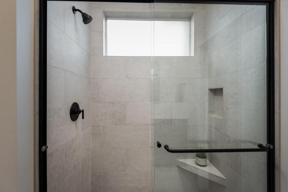 20506 Murphy Road Bend, OR 97702 - Photo 22 of 36 Primary Tile Shower