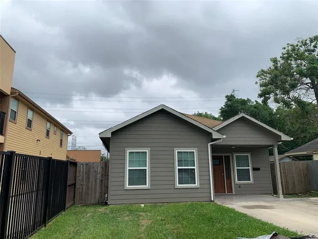 a view of a house with yard and front view of a house