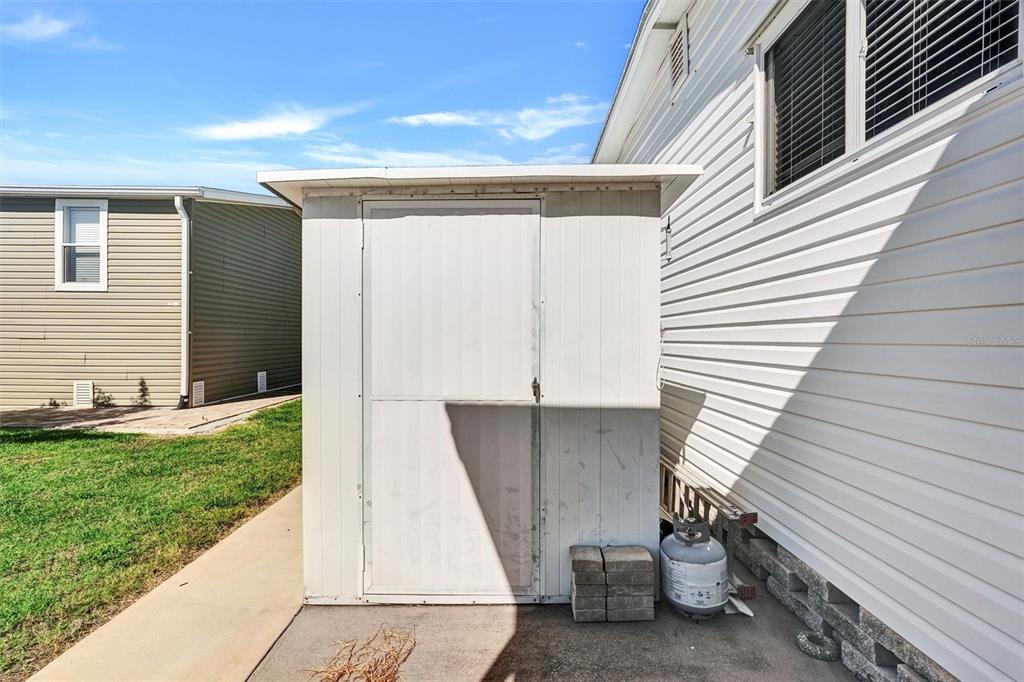 10315 Cortez Road West, Unit 19H Bradenton, FL 34210 - Photo 29 of 47 a view of a back yard of the house