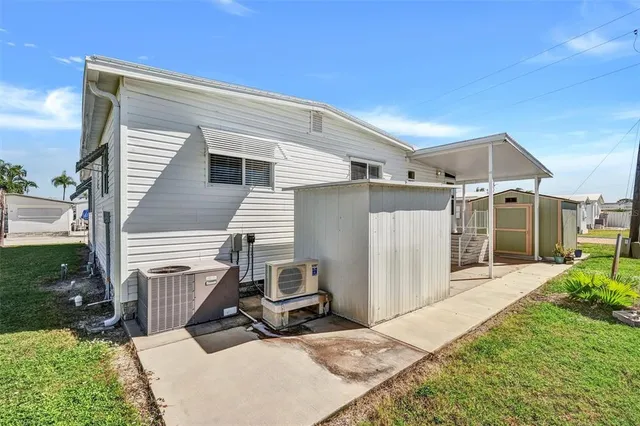 a view of a house with backyard