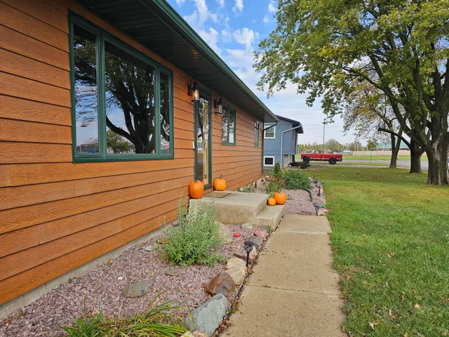 $325,000 | 804 6th Avenue Southeast, Pipestone, MN 56164