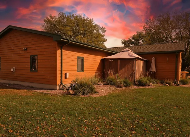 $325,000 | 804 6th Avenue Southeast, Pipestone, MN 56164