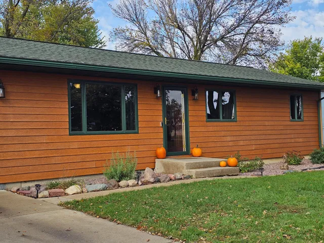 $325,000 | 804 6th Avenue Southeast, Pipestone, MN 56164