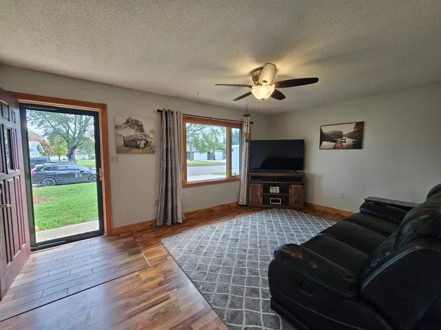 $325,000 | 804 6th Avenue Southeast, Pipestone, MN 56164