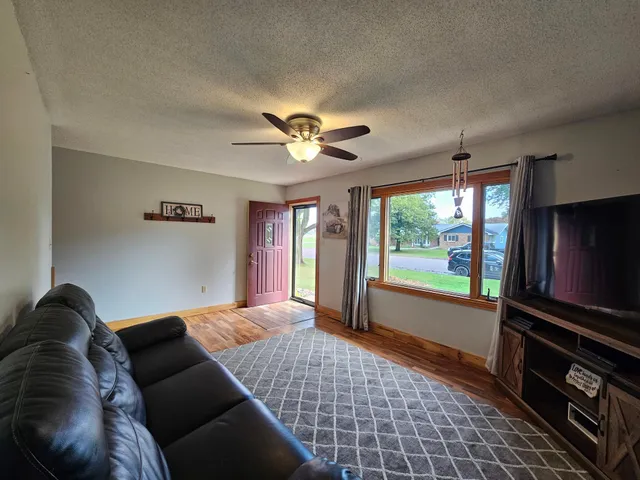 $325,000 | 804 6th Avenue Southeast, Pipestone, MN 56164