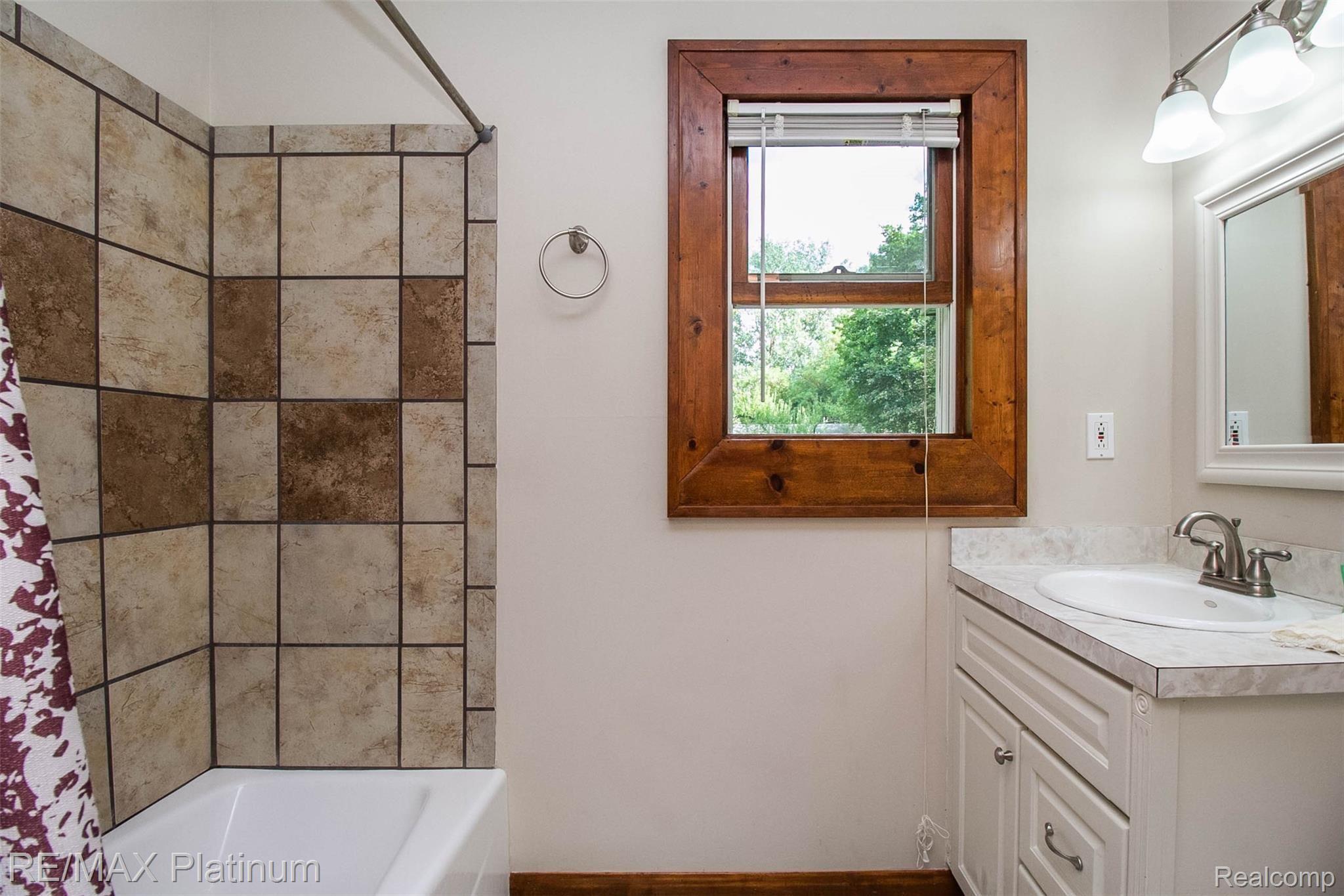 15493 Eddy Lake Road Fenton, MI 48430 - Photo 28 of 36 Bath.jpg