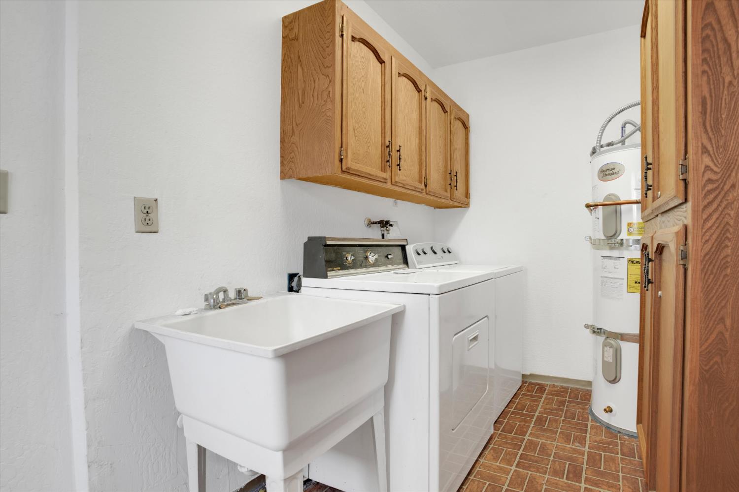 12066 Breckenridge Road Groveland, CA 95321 - Photo 16 of 41 a utility room with dryer and washer