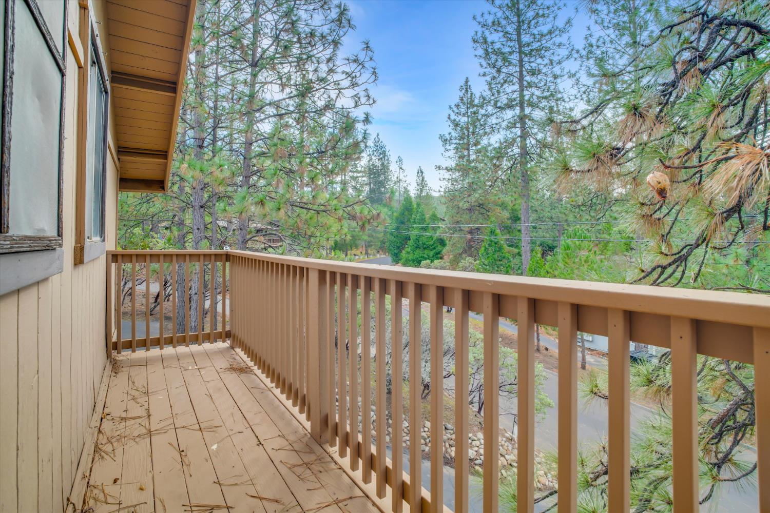 12066 Breckenridge Road Groveland, CA 95321 - Photo 27 of 41 a balcony with wooden floor and fence