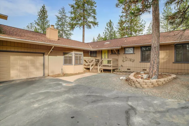 a view of a house with backyard