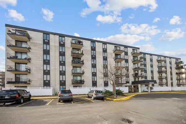 $260,000 | 9118 Elmwood Drive, Unit 3K, Niles, IL 60714