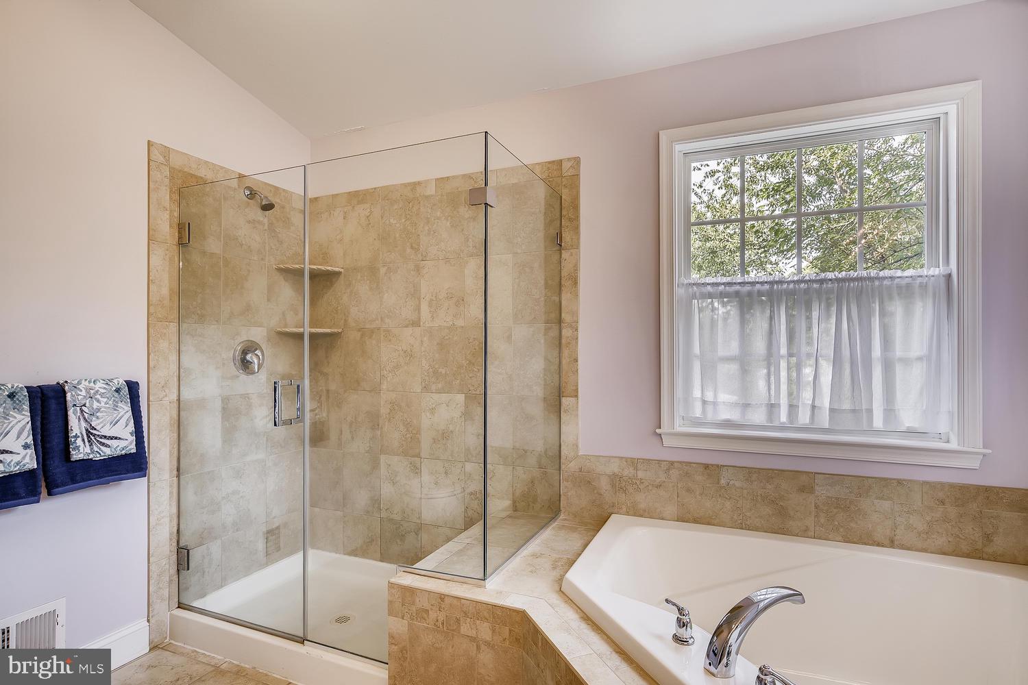 641 Hollywood Road Severna Park, MD 21146 - Photo 14 of 33 Owner's bathroom