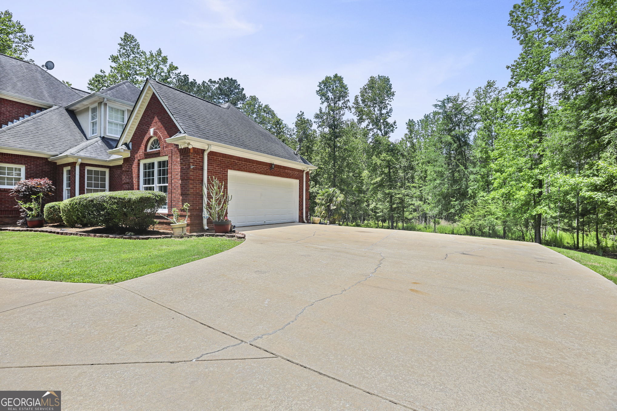 643 Old Greenville Road Fayetteville, GA 30215 - Photo 4 of 59 a front view of a house with yard and green space