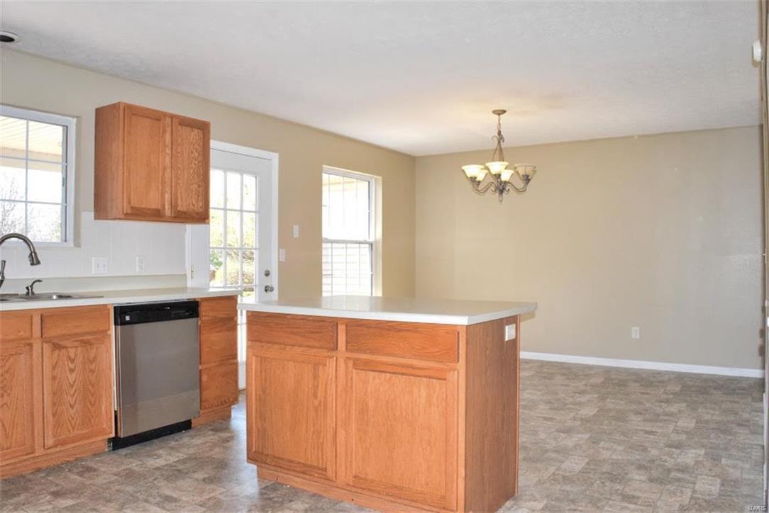 300 Benjamin Lane Waterloo, IL 62298 - Photo 6 of 25 Gallery Image 6