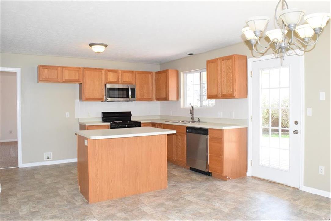 300 Benjamin Lane Waterloo, IL 62298 - Photo 7 of 25 Gallery Image 7