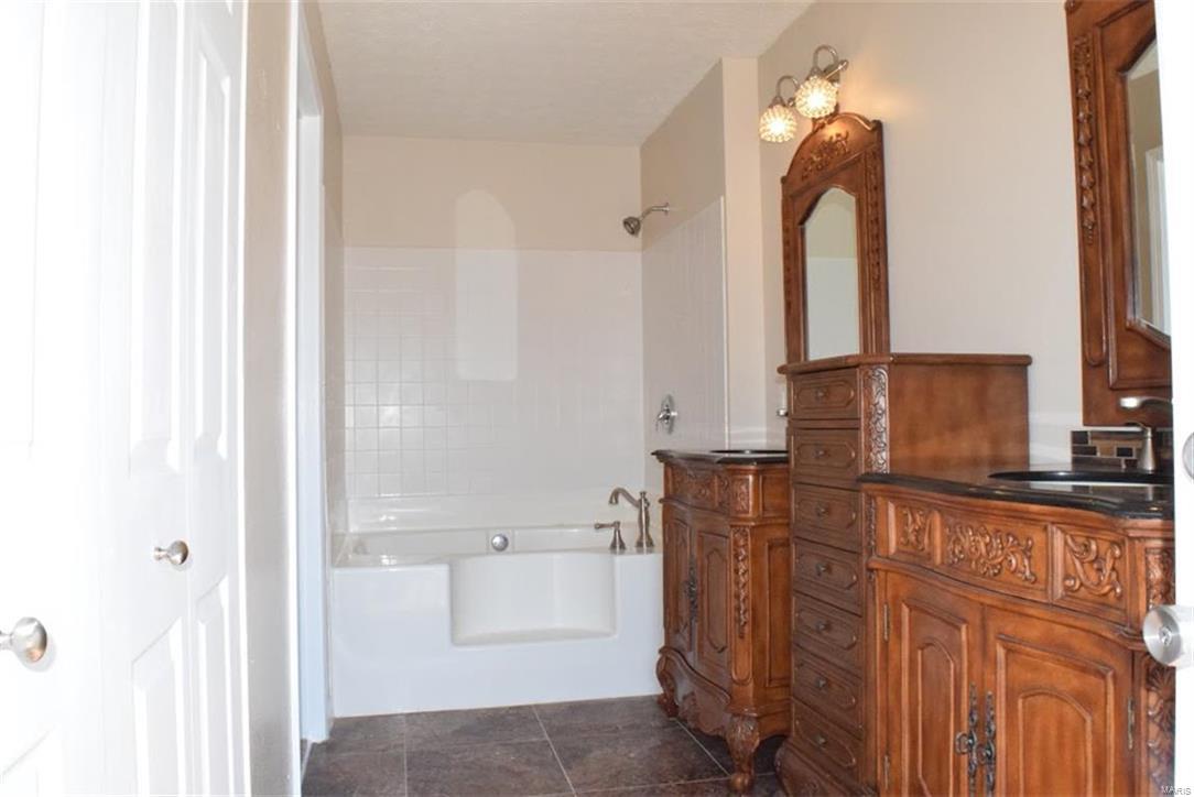 300 Benjamin Lane Waterloo, IL 62298 - Photo 10 of 25 Gallery Image 10