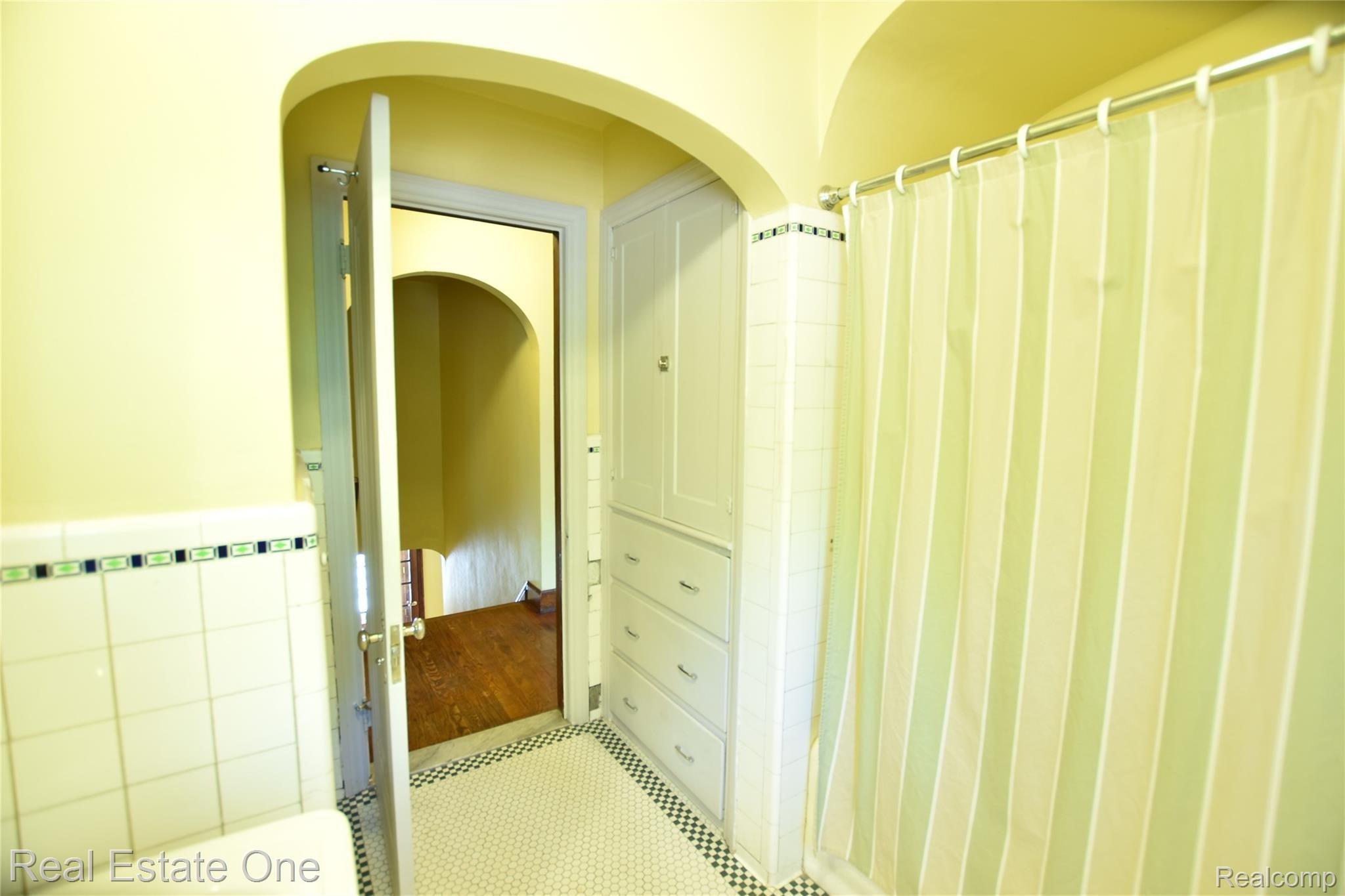 206 Chippewa Road Pontiac, MI 48341 - Photo 29 of 35 roomy full bath w/original tile-work - wonderfully well-preserved!