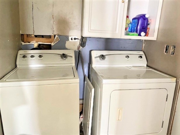 21374 Coleta Road Sterling, IL 61081 - Photo 16 of 19 a utility room with dryer and washer