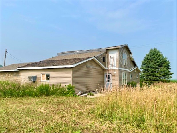 21374 Coleta Road Sterling, IL 61081 - Photo 2 of 19 a front view of a house with garden