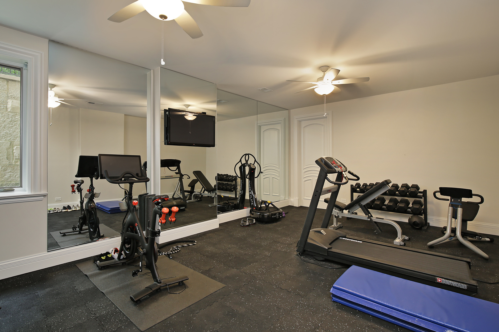 500 Voltz Road Northbrook, IL 60062 - Photo 29 of 35 a view of a room with gym equipment