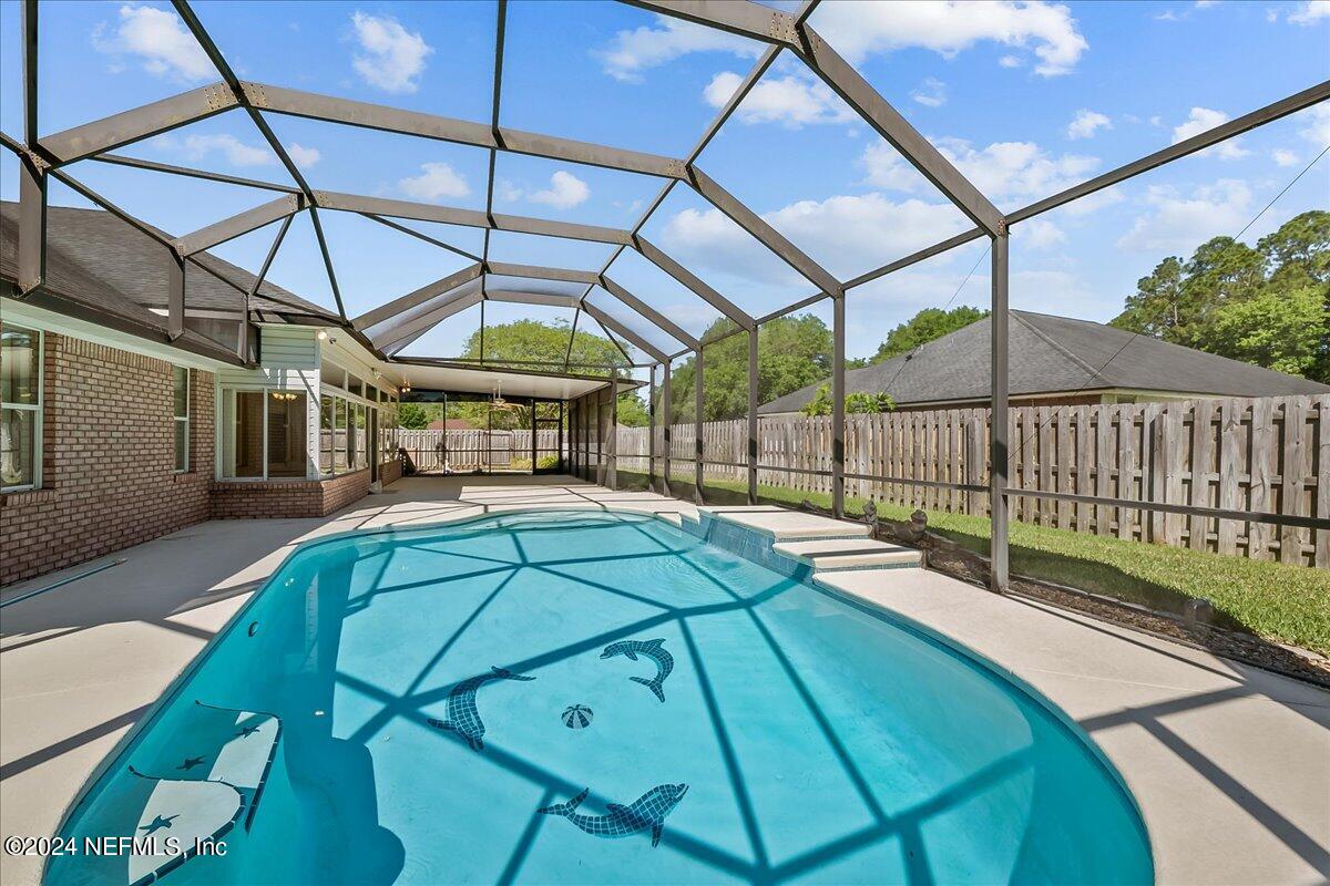 10285 Hamlet Glen Drive Jacksonville, FL 32221 - Photo 23 of 26 a view of a balcony with a tub and wooden floor