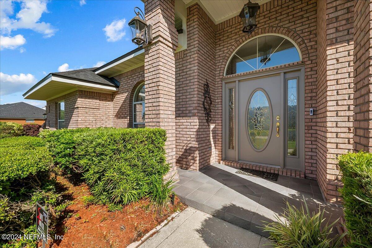 10285 Hamlet Glen Drive Jacksonville, FL 32221 - Photo 4 of 26 a front view of a house with garden