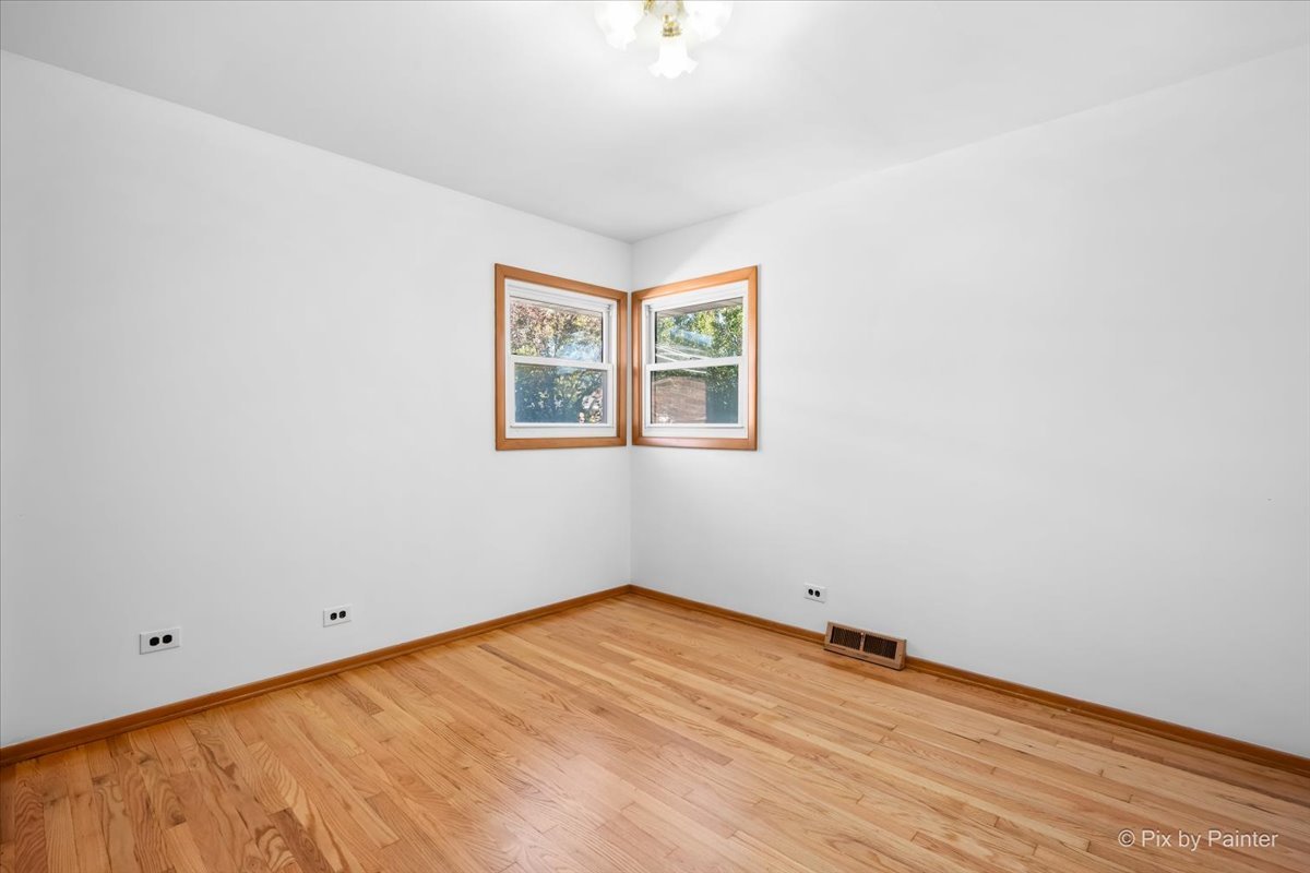 970 Fischer Drive Addison, IL 60101 - Photo 12 of 32 a view of an empty room with a window