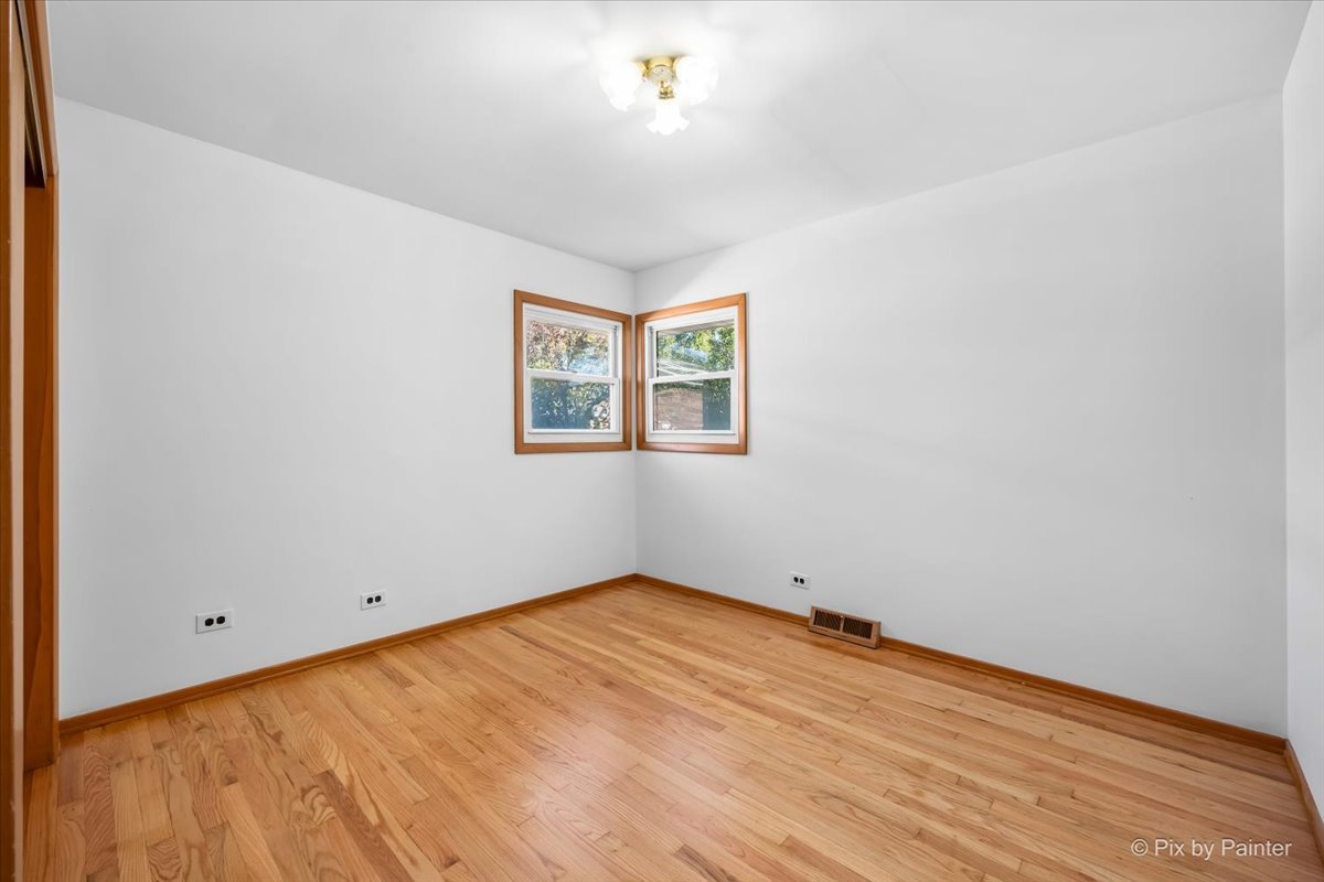 970 Fischer Drive Addison, IL 60101 - Photo 15 of 32 an empty room with a window