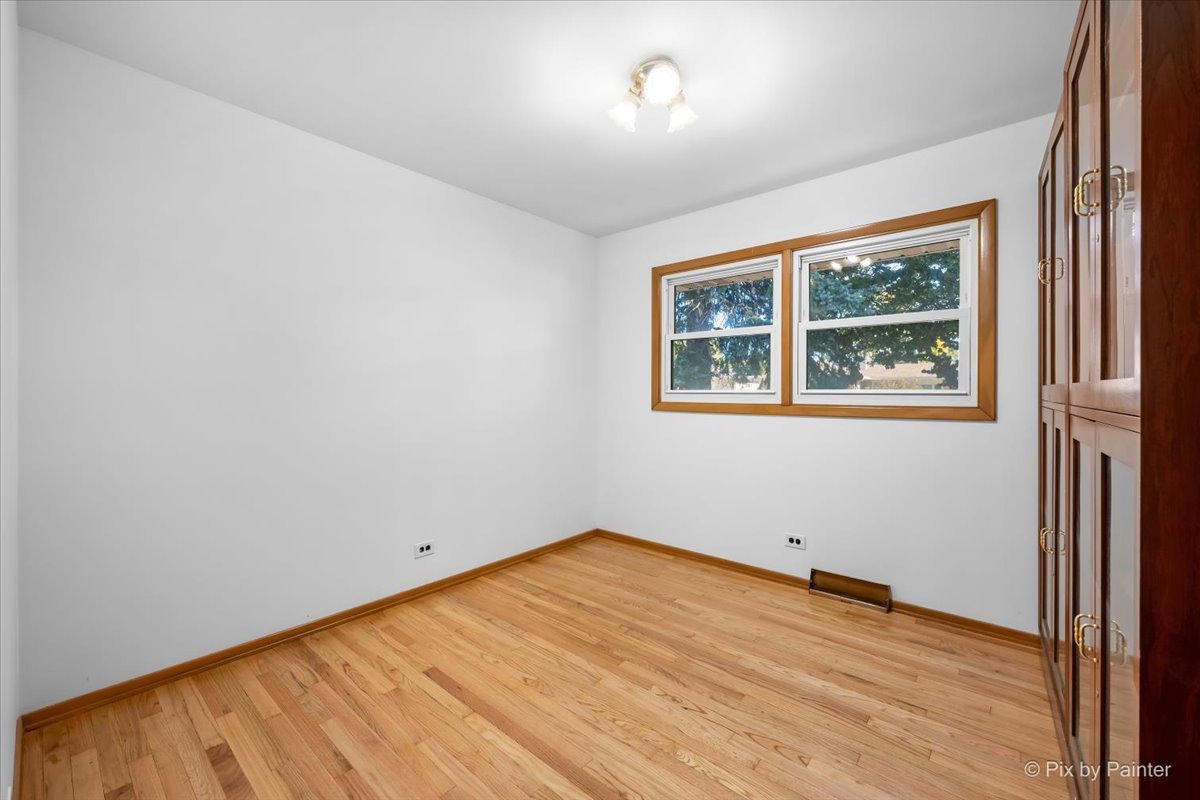 970 Fischer Drive Addison, IL 60101 - Photo 17 of 32 an empty room with a window