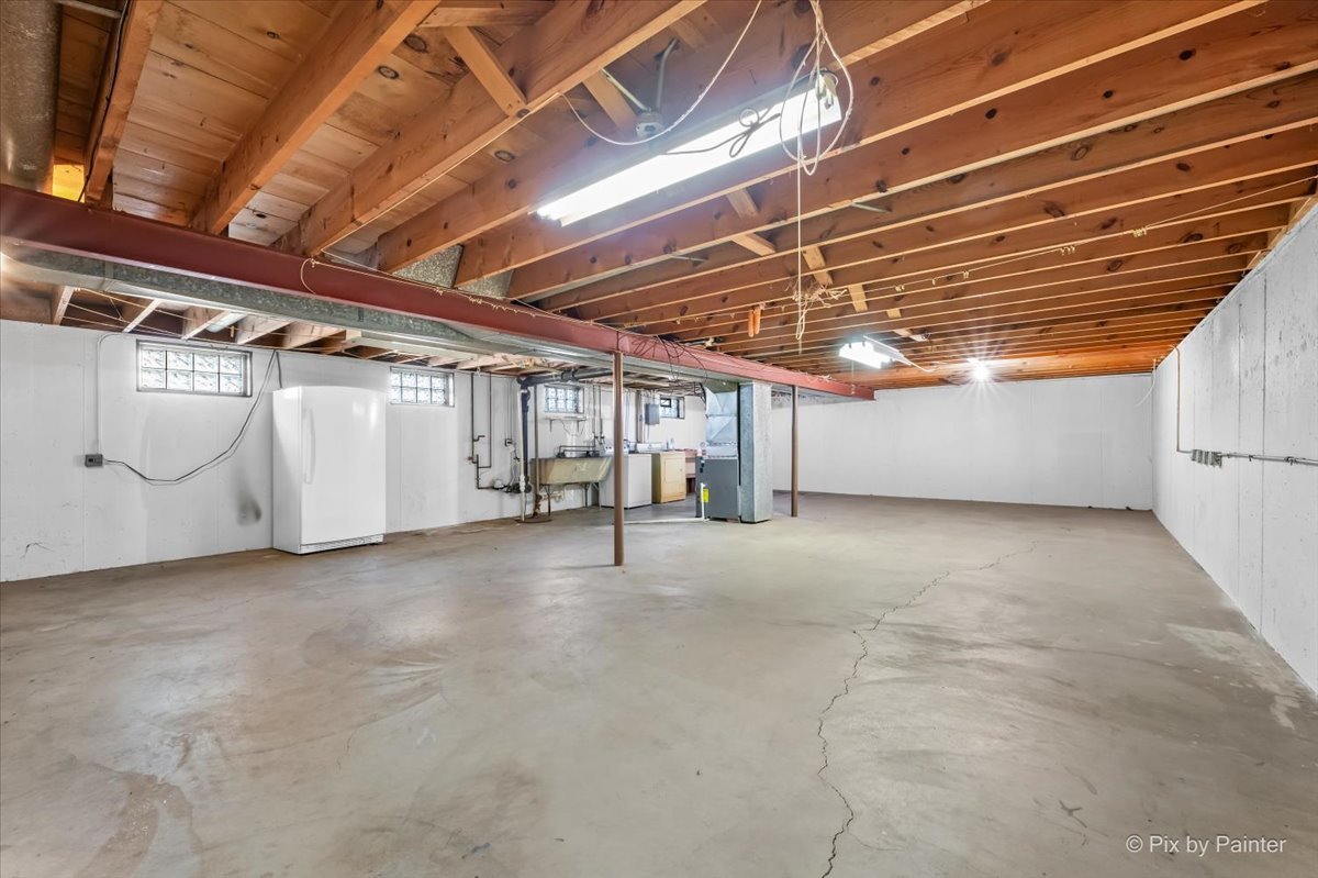970 Fischer Drive Addison, IL 60101 - Photo 19 of 32 a view of empty room with wooden walls