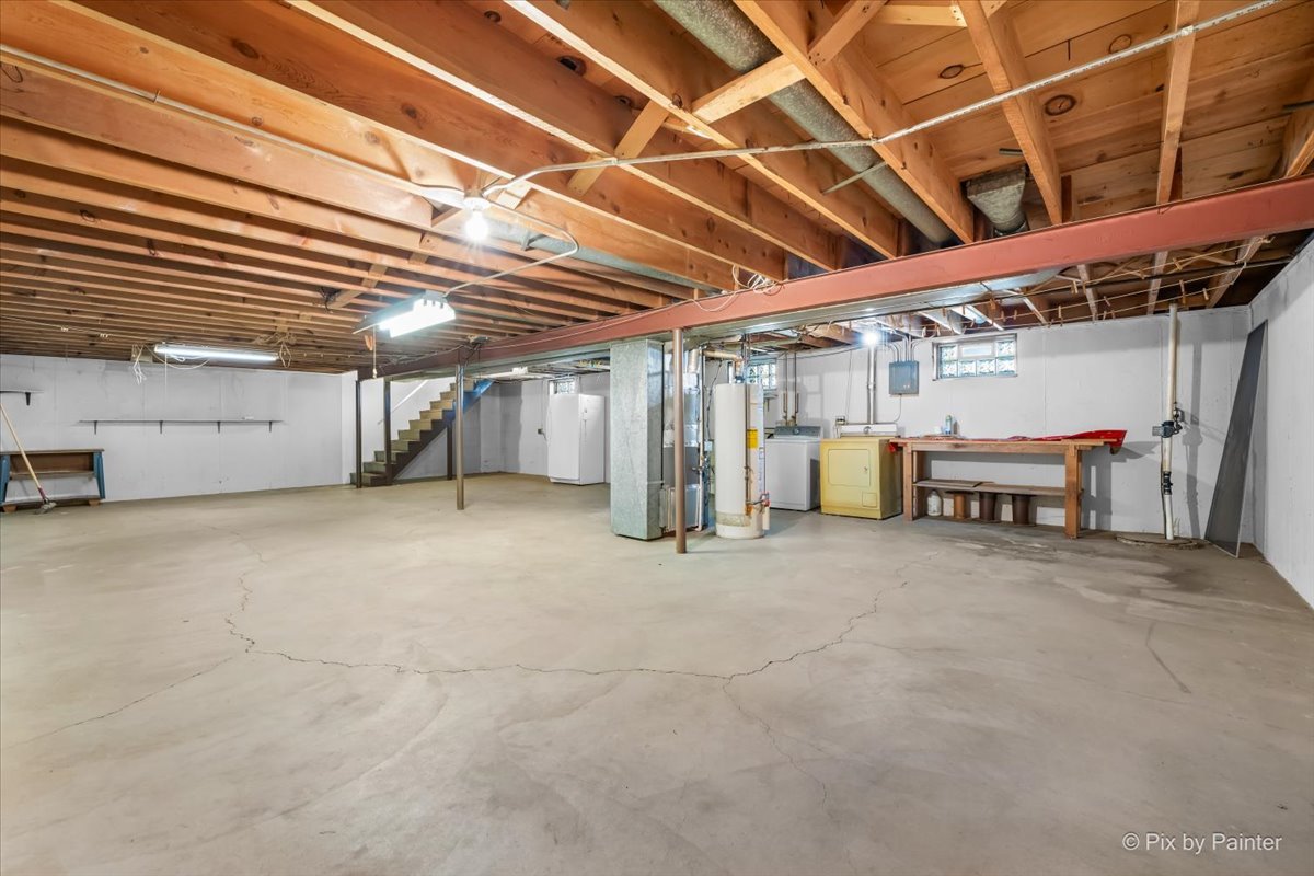 970 Fischer Drive Addison, IL 60101 - Photo 20 of 32 a view of a big room with an empty space