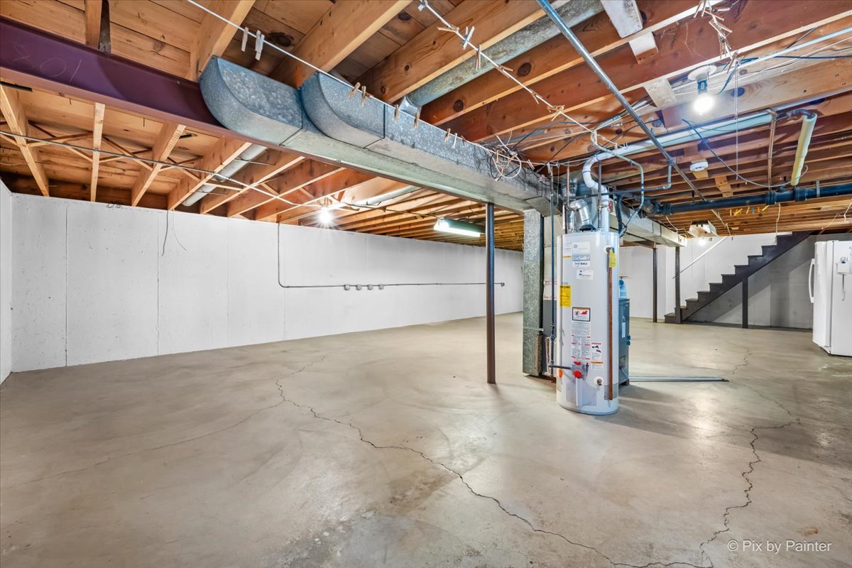 970 Fischer Drive Addison, IL 60101 - Photo 21 of 32 a view of a garage with wooden fence