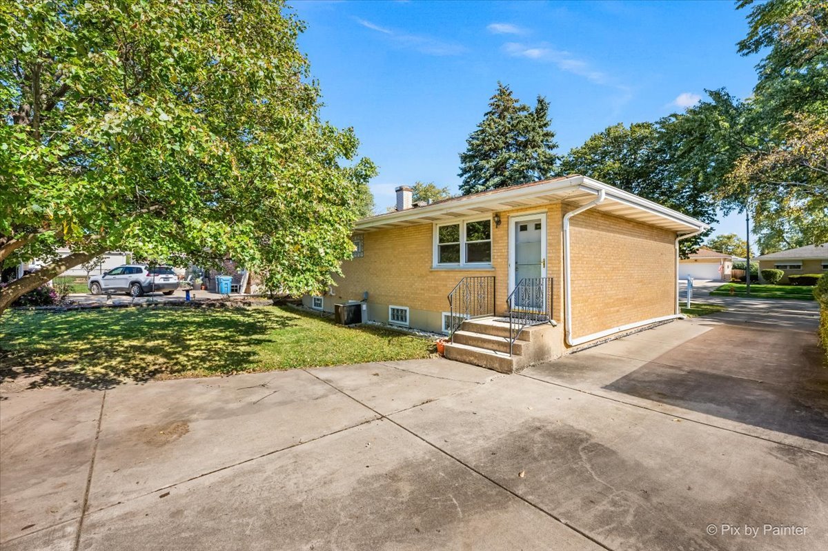 970 Fischer Drive Addison, IL 60101 - Photo 26 of 32 a front view of a house with garden
