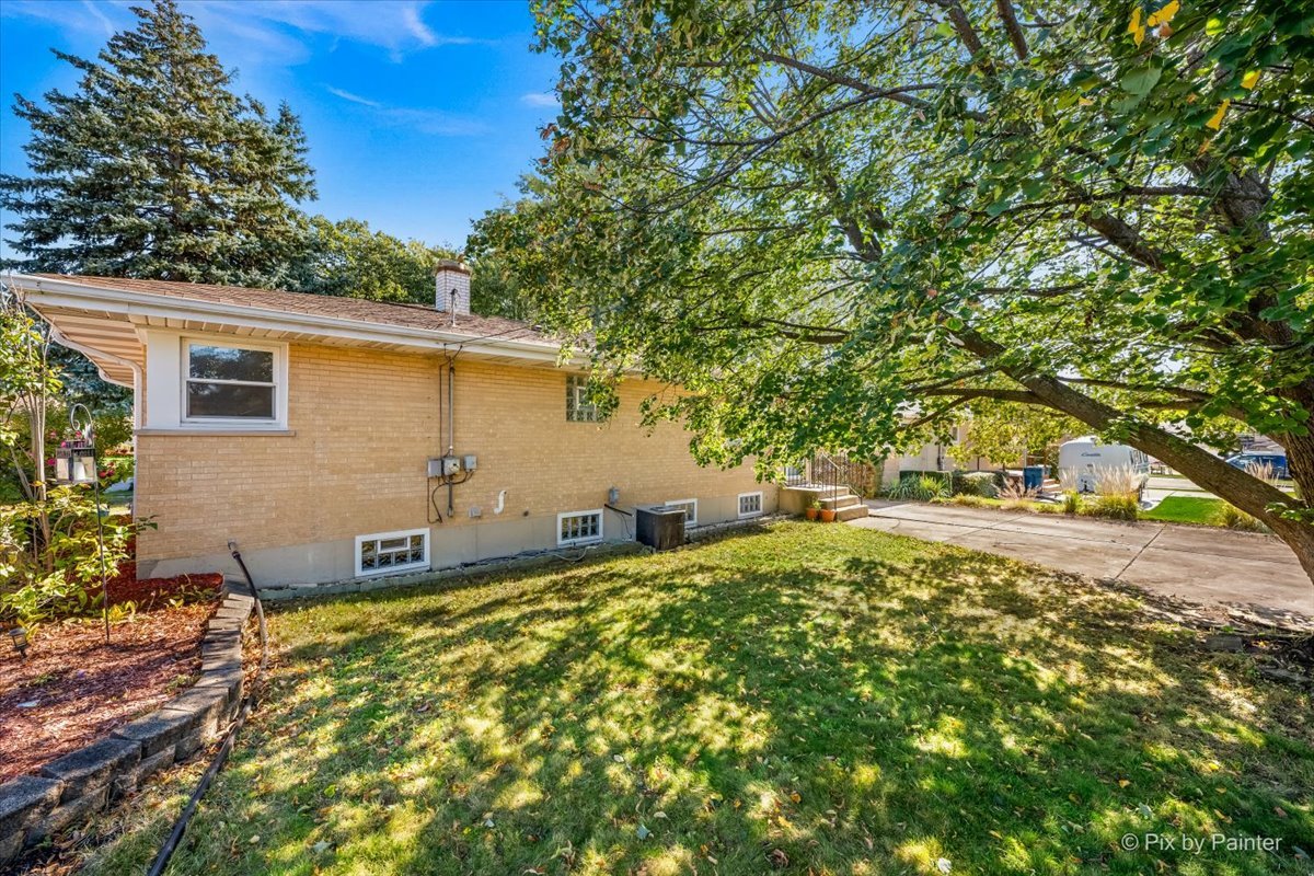 970 Fischer Drive Addison, IL 60101 - Photo 27 of 32 a front view of house with yard