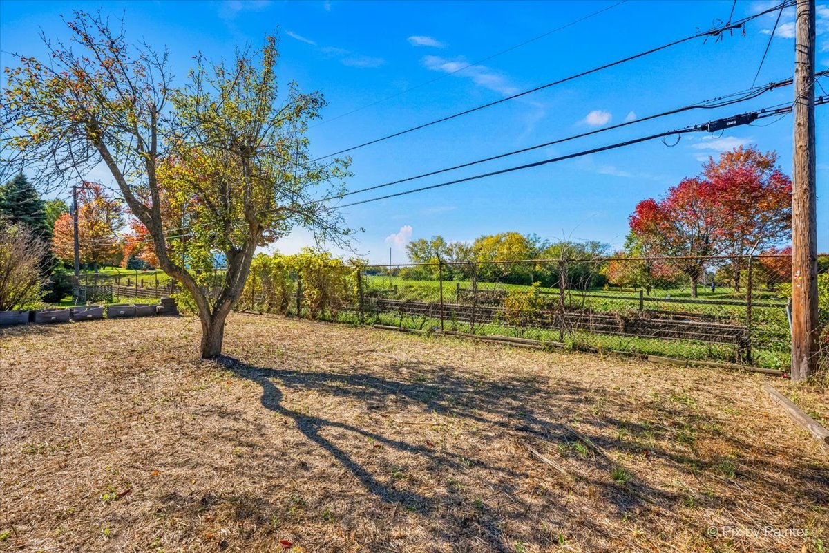 970 Fischer Drive Addison, IL 60101 - Photo 29 of 32 a view of a yard with wooden fence