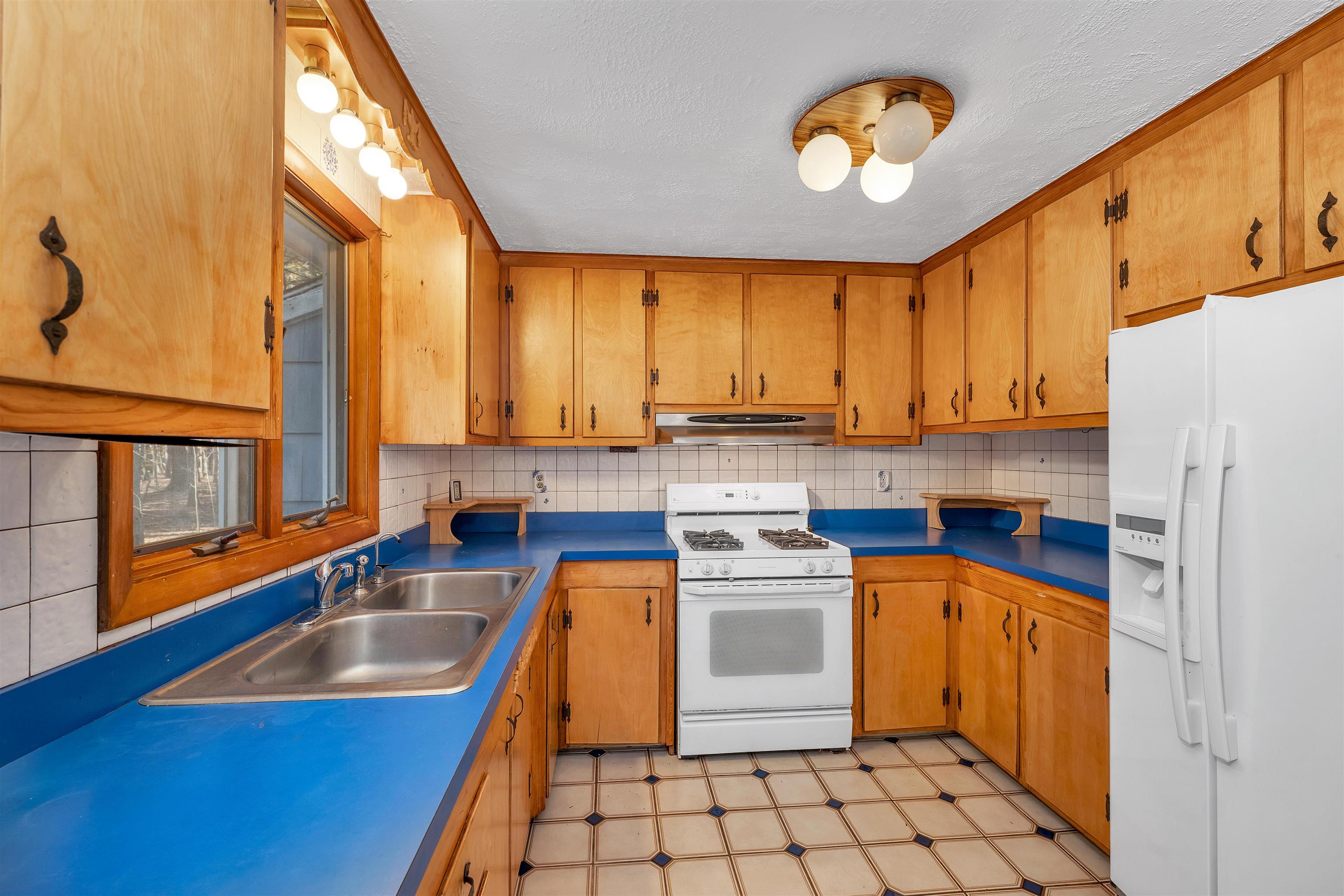 23 Bartlett Street Kingston, NH 03848 - Photo 37 of 40