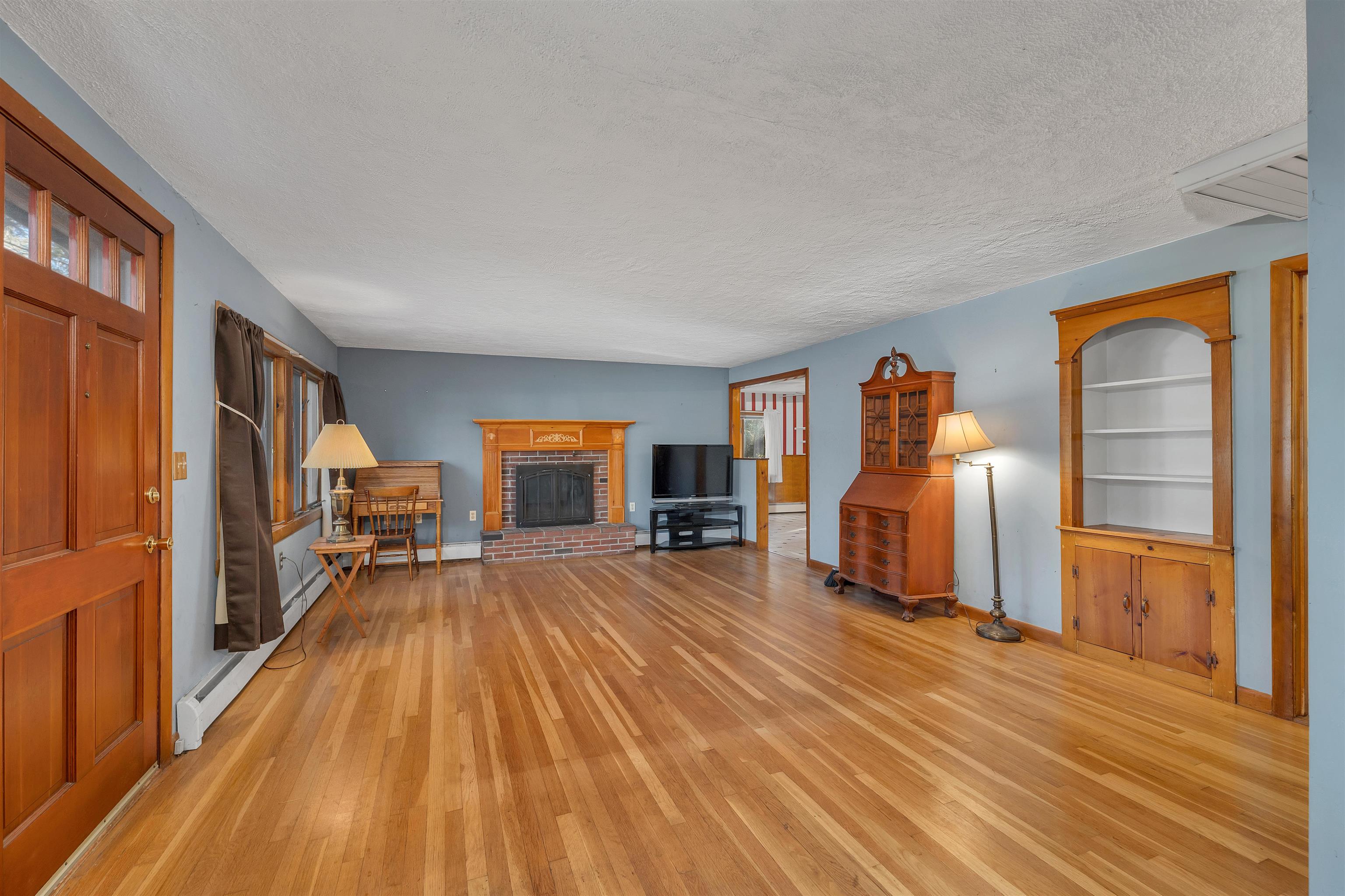 23 Bartlett Street Kingston, NH 03848 - Photo 4 of 40